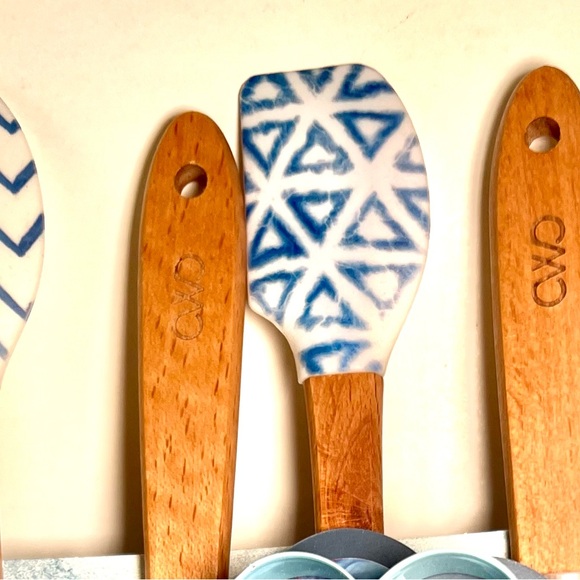 Set of 4 Mini IKAT Blue Silicone Spatulas + Blue Metal Flower Cookie Cutter - Picture 5 of 10